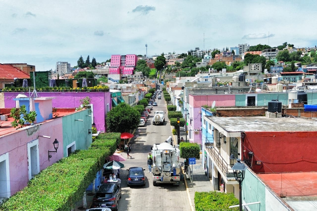 Gobierno que escucha y que resuelve atiende con desazolve rejillas en la calle Porfirio Díaz de la capital